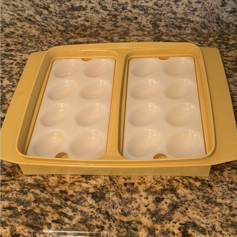 Vintage TUPPERWARE Harvest Gold Deviled Egg Container
Tray Keeper Lid Yellow